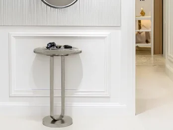 MIRRORS AND MORE Beistelltisch TAMARA rund aus Metall in Silber, Höhe 61cm