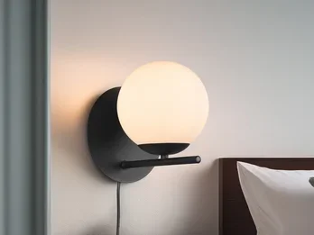 Trio Leuchten Wandleuchte PURE mit Glaskugel, Stecker und Schalter Schwarz, Höhe 21cm